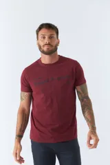 Remera color arena con cuello redondo y logo bordado en el pecho.