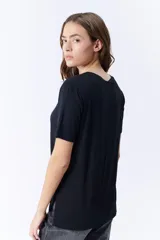 Remera negra de manga corta con escote en V.