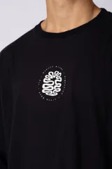 Remera oversize blanca de algodón con un pequeño estampado circular en el pecho que simula un cerebro o un diseño abstracto en espiral, en color negro.