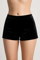 Short negro de terciopelo, tiro alto y corte ajustado.
