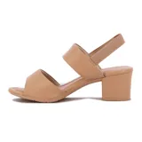 Sandalia de cuero sintético color beige, con dos tiras anchas, hebilla lateral y taco cuadrado.