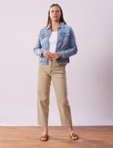 Campera de jean azul de la marca Baccini, con cuello solapa, abertura central con botones metálicos, bolsillos delanteros y ruedo desflecado.