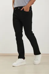 Pantalón de jean color negro, de corte recto y diseño clásico.