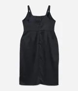 Vestido midi de tela satinada color negro, con escote drapeado, breteles medianos, cintura ajustada y pollera cruzada.