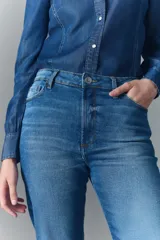Pantalón de jean azul de tiro alto, con elastano, lavado localizado con bigotes y pierna recta.