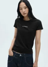 Camiseta negra de algodón con cuello redondo y logo de la marca Mango estampado en el pecho.
