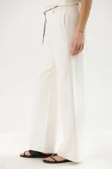 Pantalón de lino azul marino de corte recto con cintura alta y cordón ajustable. Presenta costuras en contraste color blanco.