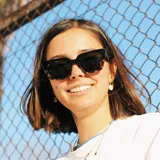 Lentes de sol cuadrados con marco negro en la parte superior y carey en la parte inferior.