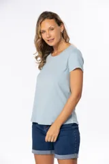 Remera azul de algodón y poliéster, de corte recto, cuello redondo y manga corta.