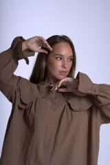 Camisa verde claro con doble cuello Claudine con volado y puños Oxford.