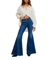 Jeans de mezclilla azul oscuro, tiro alto, con corte acampanado (flare) y costuras frontales marcadas.