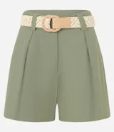 Short verde oliva de cintura alta, confeccionado en viscolino, con trabillas en la cintura, pliegues y cierre tradicional. Incluye cinturón de rafia artificial con hebillas de argollas.