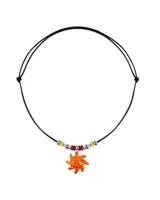 Collar con cordón negro y dije de sol de vidrio naranja con vetas amarillas.