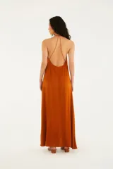 Vestido largo de satén color naranja, con escote en V y tirantes finos cruzados en la espalda.