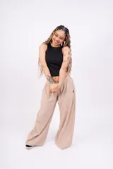 Pantalón negro de lino con corte wide leg.