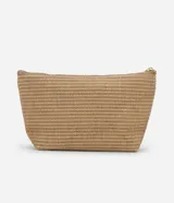 Neceser pequeño en formato trapecio con textura de ráfia, cierre de cremallera y parche con detalle embossed.