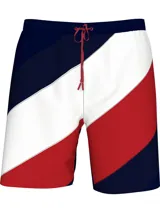 Short de baño con diseño de bloques de color diagonales en azul marino, blanco y rojo. Cintura elástica con cordón de ajuste rojo, bolsillos laterales y bolsillo trasero con cierre de velcro.