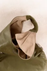 Bolso hobo reversible color azul marino, con textura símil cuero y correa bandolera extraíble.