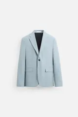 Blazer celeste de corte slim fit, confeccionado en tejido con viscosa, cuello con solapas de muesca, manga larga con puño abotonado, bolsillo de vivo en pecho, bolsillos de solapa en cadera, bolsillo interior, aberturas en espalda y cierre frontal con botones.