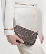 Bolso bandolera rectangular de poliuretano color marrón con estampado de triángulos y correa de cadena dorada.