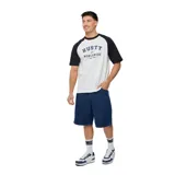 Remera blanca con mangas raglán negras y estampado frontal con el logo de Rusty en azul.