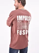 Remera negra de corte oversize y mangas cortas.