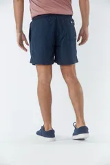 Short de baño liso color azul marino, con dos bolsillos delanteros y uno trasero.