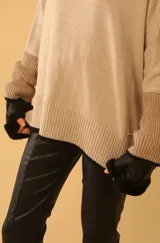 Guantes sin dedos de cuero color camel con puños de piel sintética negra.