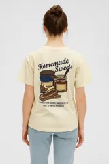 Remera blanca de algodón con estampado de texto y dibujo de naranja.