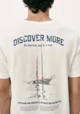 Camiseta negra de manga corta con cuello redondo y estampado pequeño en el pecho.