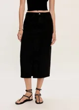 Falda midi de denim negro, de corte recto con abertura frontal.