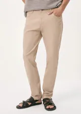 Pantalón de hombre color beige, de corte recto y tiro medio, con bolsillos delanteros y traseros.