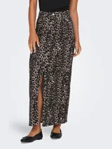 Falda midi de tiro alto con estampado animal print de leopardo en tonos beige y negro. Tiene abertura frontal y cierre con botones.