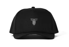 Gorra de béisbol negra con logo bordado en el frente.