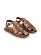 Sandalia plana tipo cangrejera color marrón con textura símil cocodrilo, con tres tiras anchas y pulsera de ajuste con hebilla metálica.