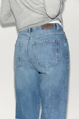 Pantalón de jean celeste de tiro alto, corte recto y cinco bolsillos.