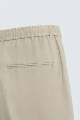 Pantalón de vestir azul marino confeccionado en tejido de lino. Corte recto, con bolsillos laterales y traseros. Se ajusta a la cintura con botón y cremallera.