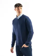 Sweater negro de punto con cuello en V, de calce regular.