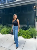 Jean de mujer color azul claro, tiro alto, corte ancho y pierna recta.