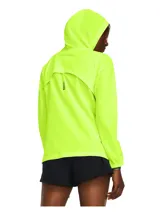 Campera deportiva Under Armour Outrun The Storm color lila, con capucha, cierre frontal completo, mangas largas con puños elásticos y logo en el pecho.