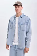 Sobrecamisa de jean celeste con dos bolsillos frontales con solapa y cierre abotonado.