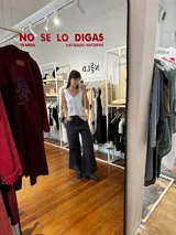 Musculosa color beige de lino y algodón, con escote en V.