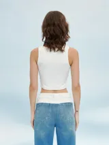 Musculosa corta de color gris con escote cuadrado y breteles anchos.