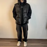 Chaleco puffer color crema, con cierre frontal y bolsillos laterales. Confeccionado en simil cuero.