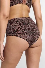 Bombacha tiro alto color marrón con estampado animal print.