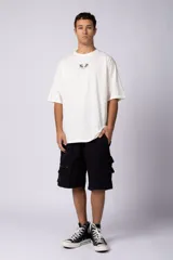 Remera negra oversize de mangas cortas con estampado pequeño de dos caballos blancos en el pecho.