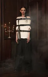 Remera blanca de algodón con cuello redondo y calce oversize. Estampa en el frente con diseño de la carta del tarot 'El Colgado' y la leyenda 'Tarot x Luxo'.