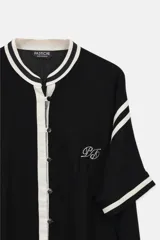 Camisola de lino color negro, corta y amplia tipo vestido. Con cuello mao y abotonada adelante.