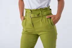 Pantalón capri verde oliva de tiro alto con cinturón con hebilla forrada, bolsillos laterales y pinzas delanteras. Confeccionado en poliéster y algodón.