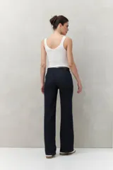 Pantalón de jean negro de corte recto y tiro medio.